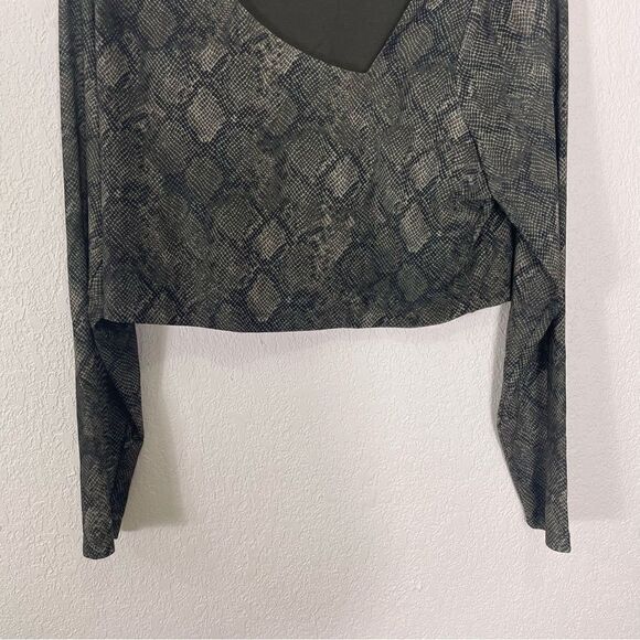 Good American Green Snakeskin V Neck Long Sleeve Cropped Top - Picture 4 of 6